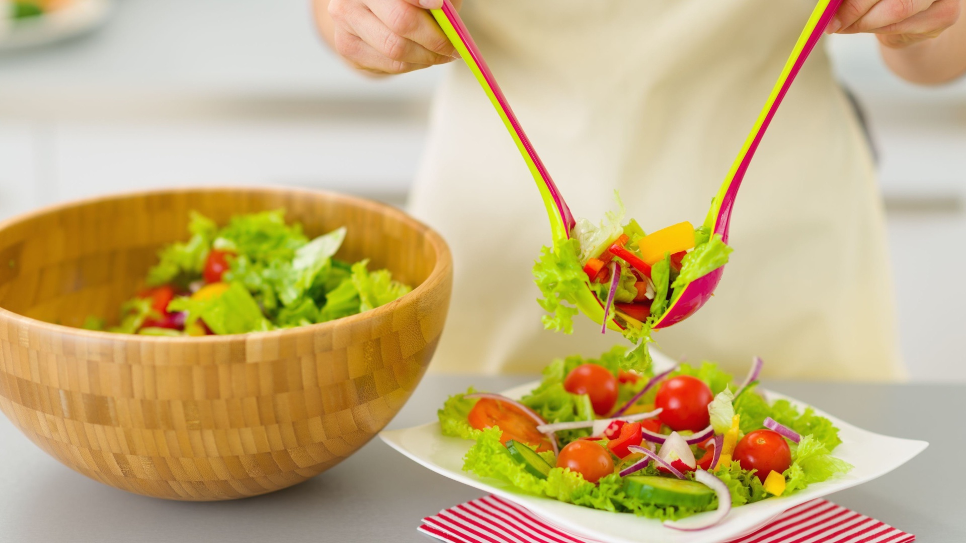 Обои Salad with tomatoes 1920x1080