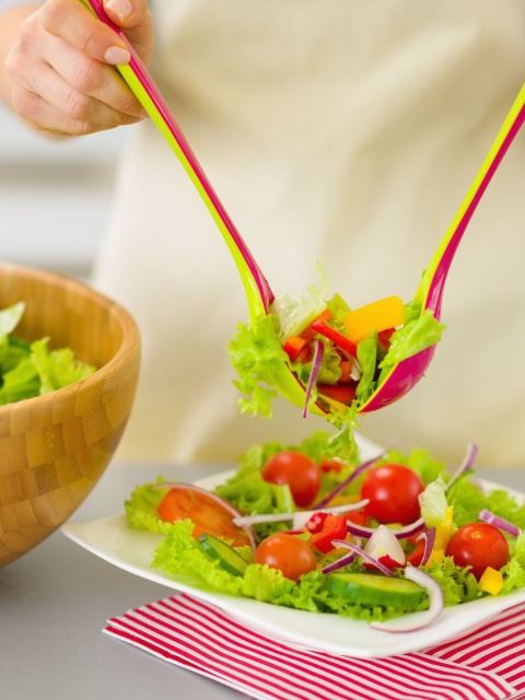 Das Salad with tomatoes Wallpaper 480x640