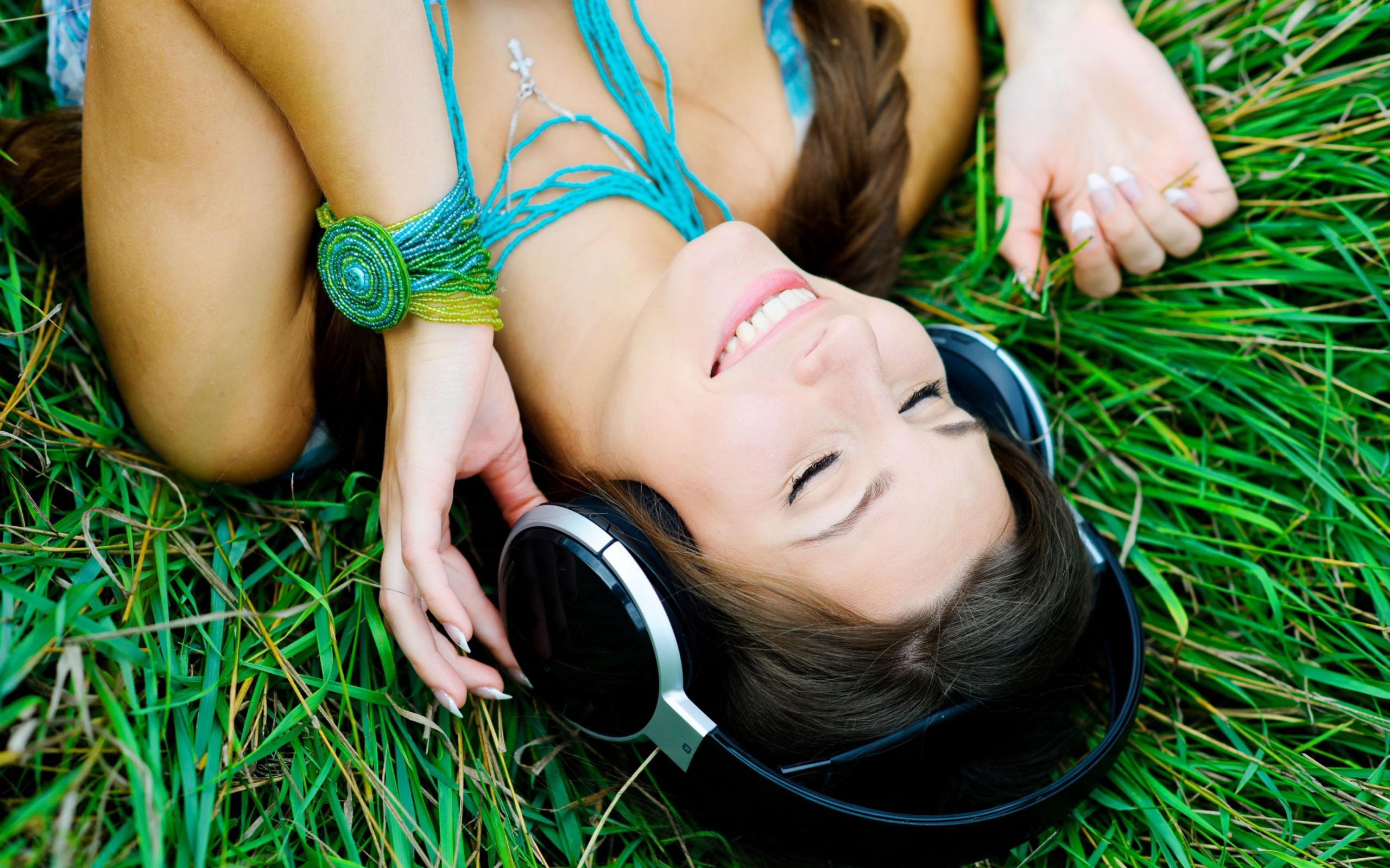 Screenshot №1 pro téma Smiling Girl Listening To Music 2560x1600