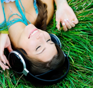 Smiling Girl Listening To Music - Obrázkek zdarma pro iPad Air