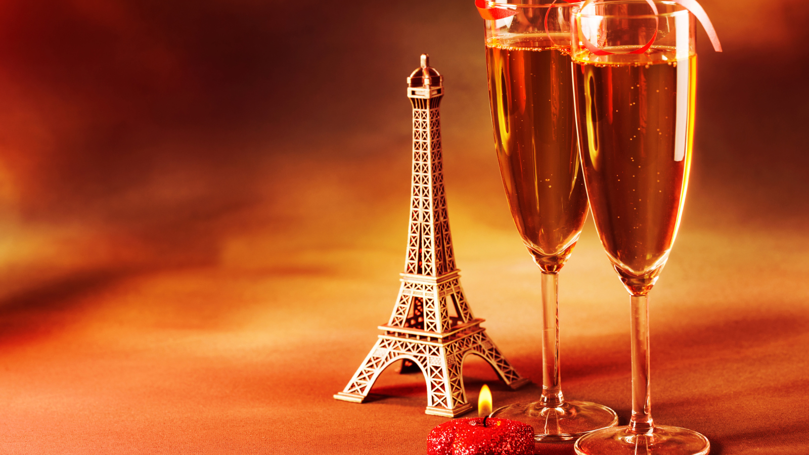 Screenshot №1 pro téma Paris Mini Eiffel Tower And Champagne 1600x900