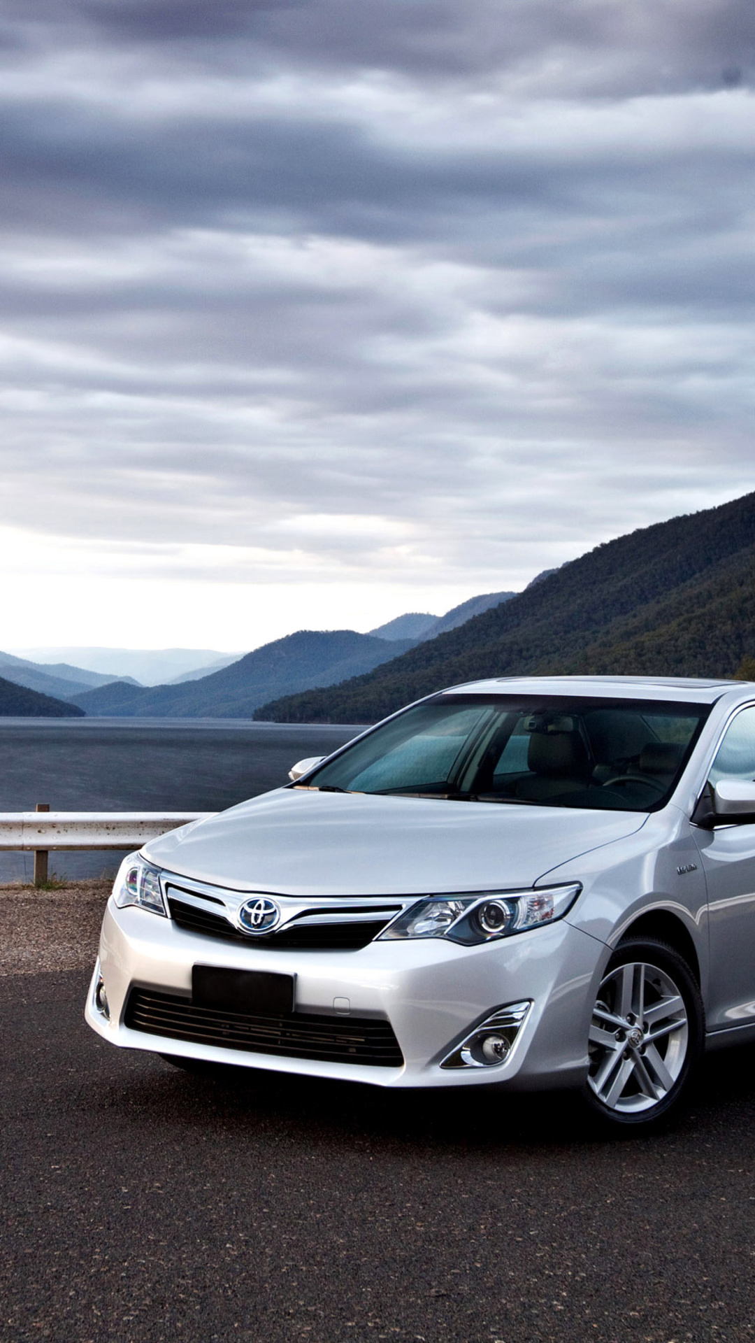 Fondo de pantalla Toyota Camry Hybrid 1080x1920