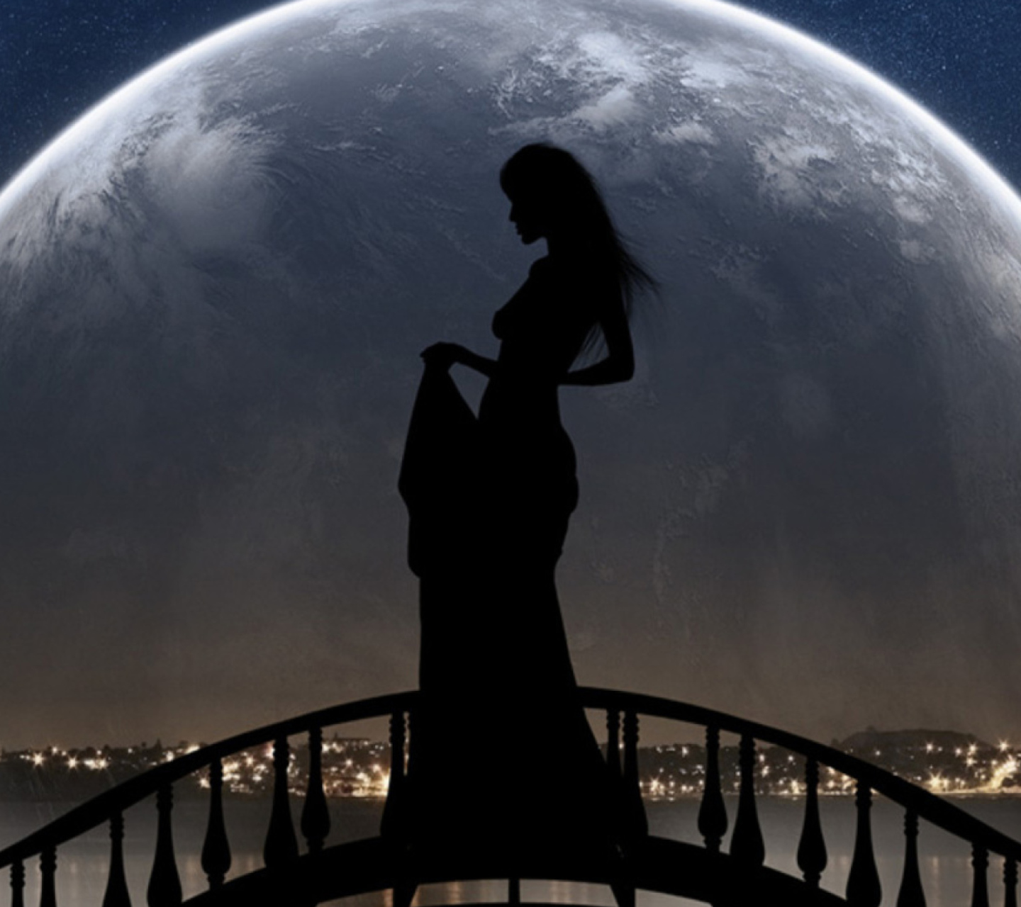 Девушка на фоне Луны со спины