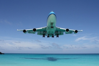 Boeing 747 in St Maarten Extreme Airport - Obrázkek zdarma 