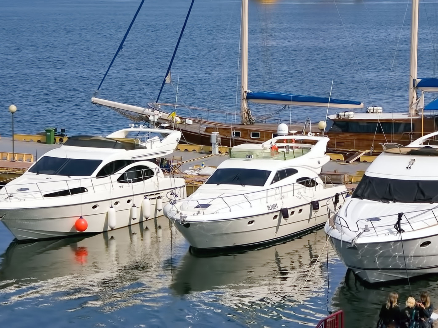 Обои Expensive Luxury Yachts 1400x1050