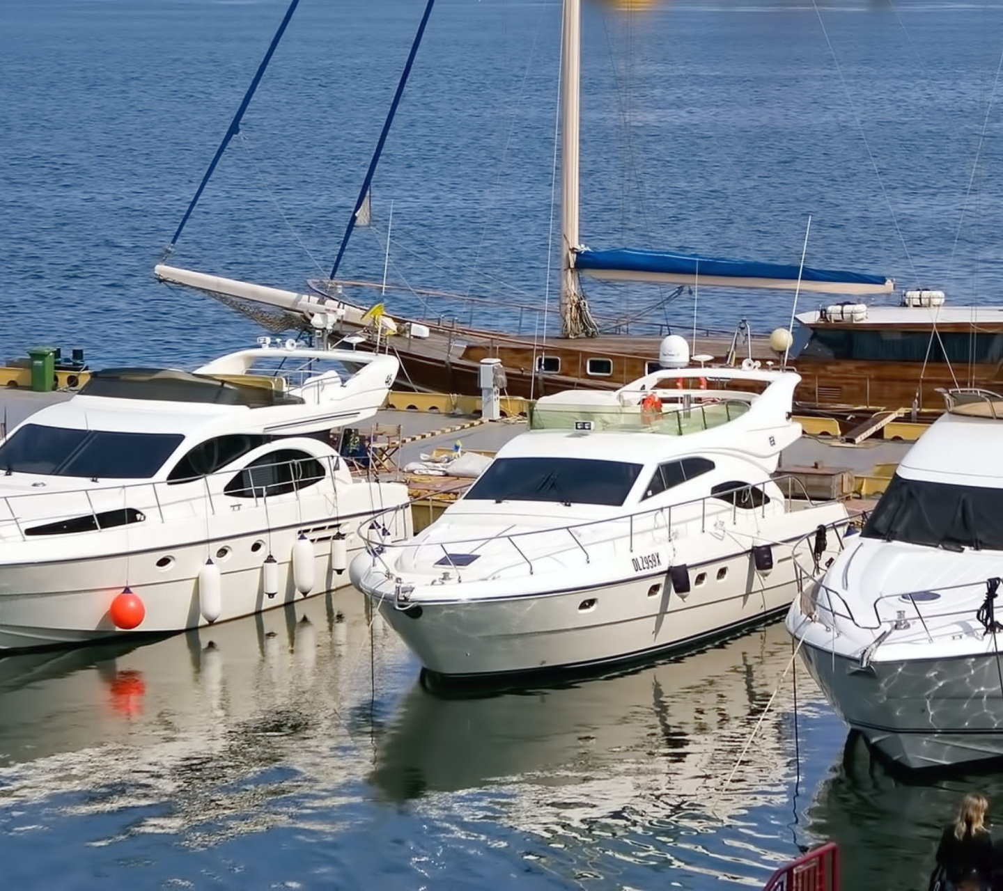 Fondo de pantalla Expensive Luxury Yachts 1440x1280