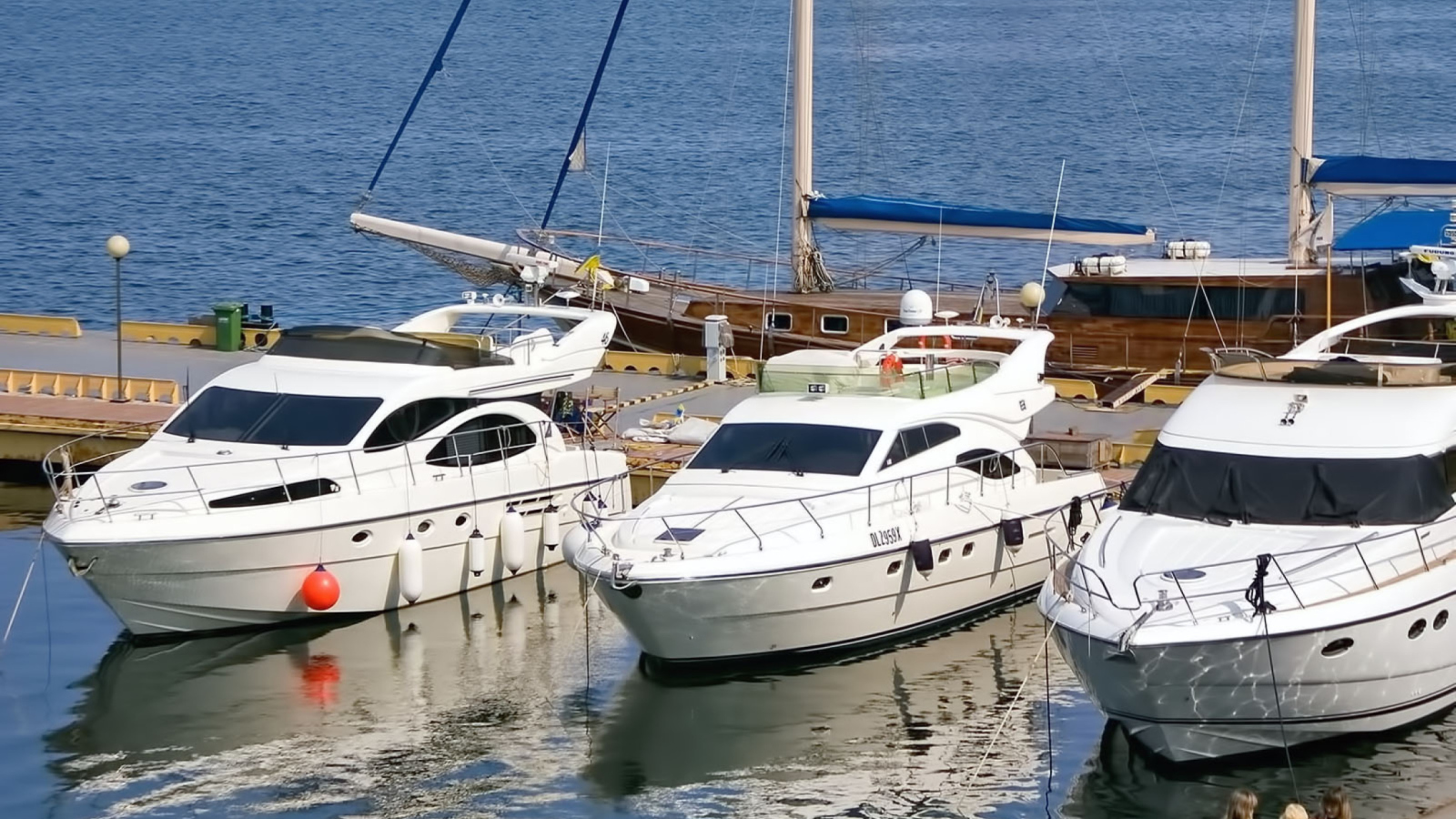 Sfondi Expensive Luxury Yachts 1600x900
