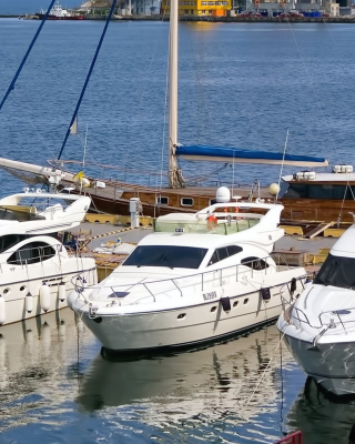 Expensive Luxury Yachts - Obrázkek zdarma pro 640x1136