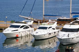 Expensive Luxury Yachts - Obrázkek zdarma pro Sony Xperia C3