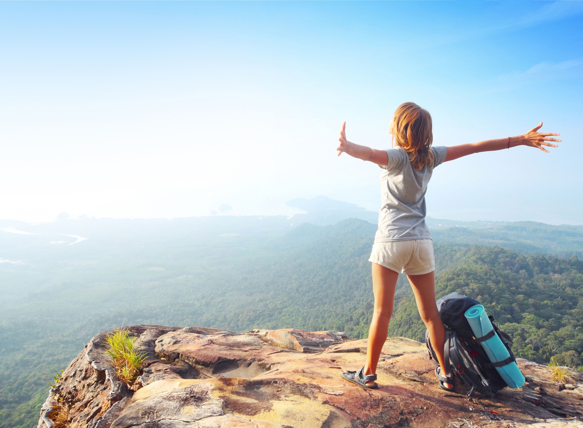 Backpacker tourist girl wallpaper 1920x1408