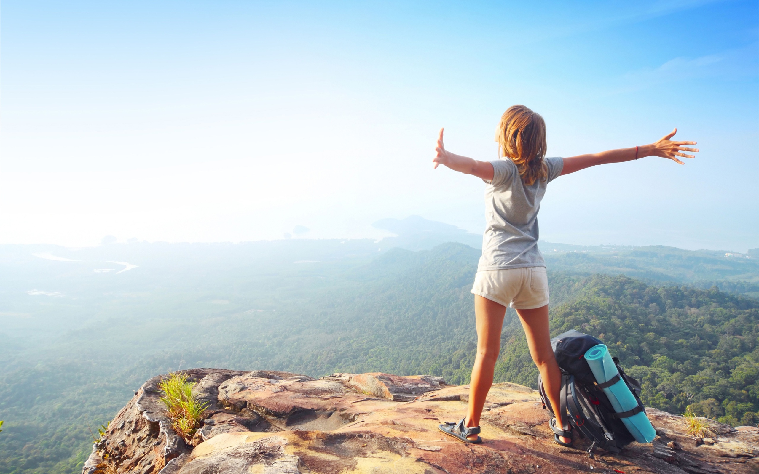 Обои Backpacker tourist girl 2560x1600