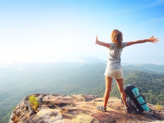 Das Backpacker tourist girl Wallpaper 320x240