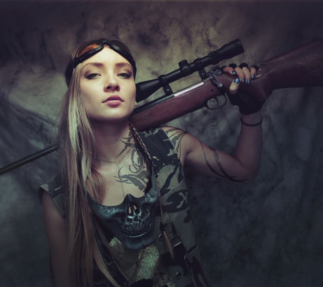 Fondo de pantalla Soldier girl with a sniper rifle 1080x960