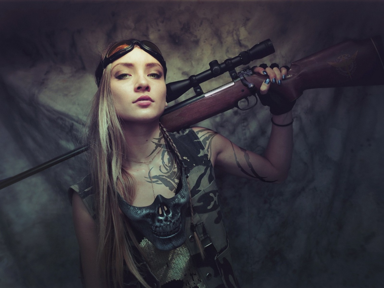Fondo de pantalla Soldier girl with a sniper rifle 1280x960