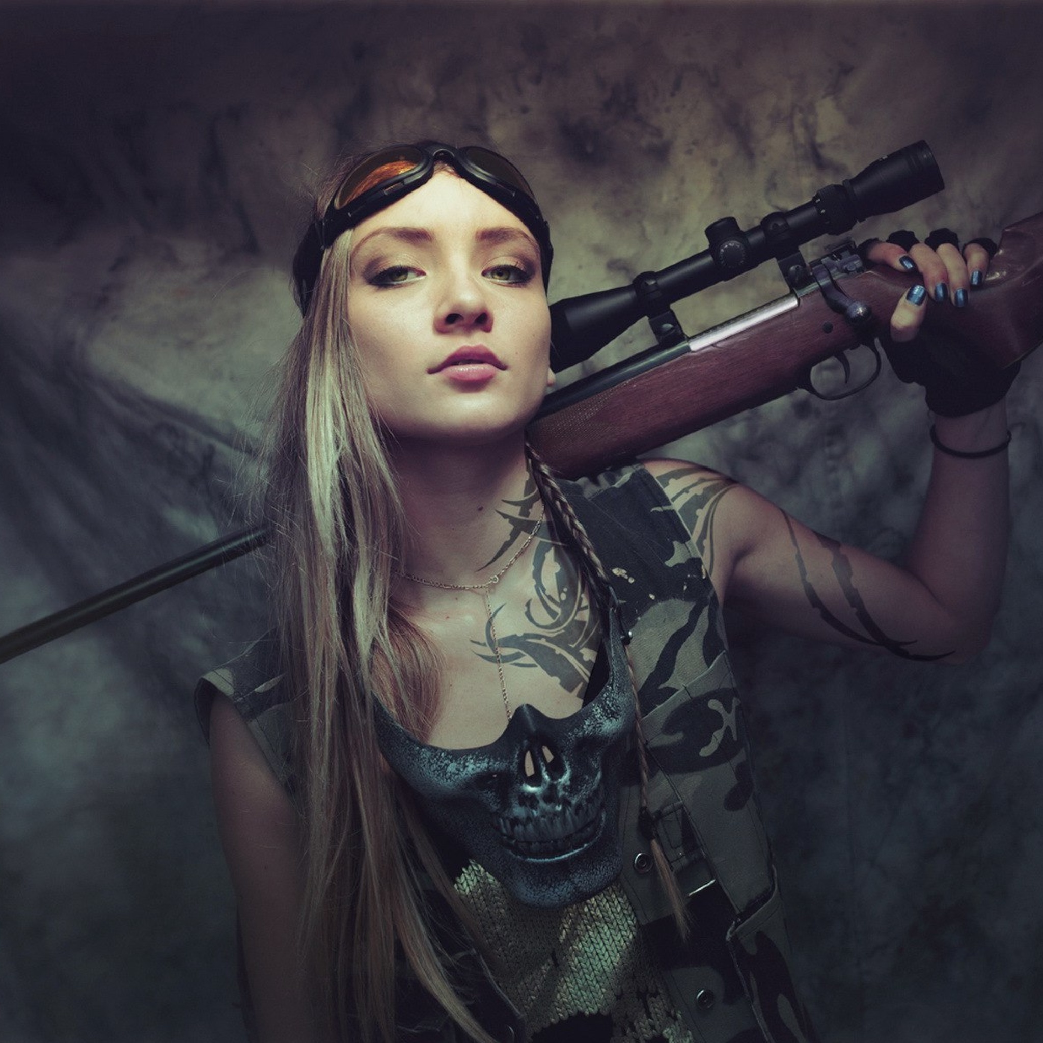 Das Soldier girl with a sniper rifle Wallpaper 2048x2048