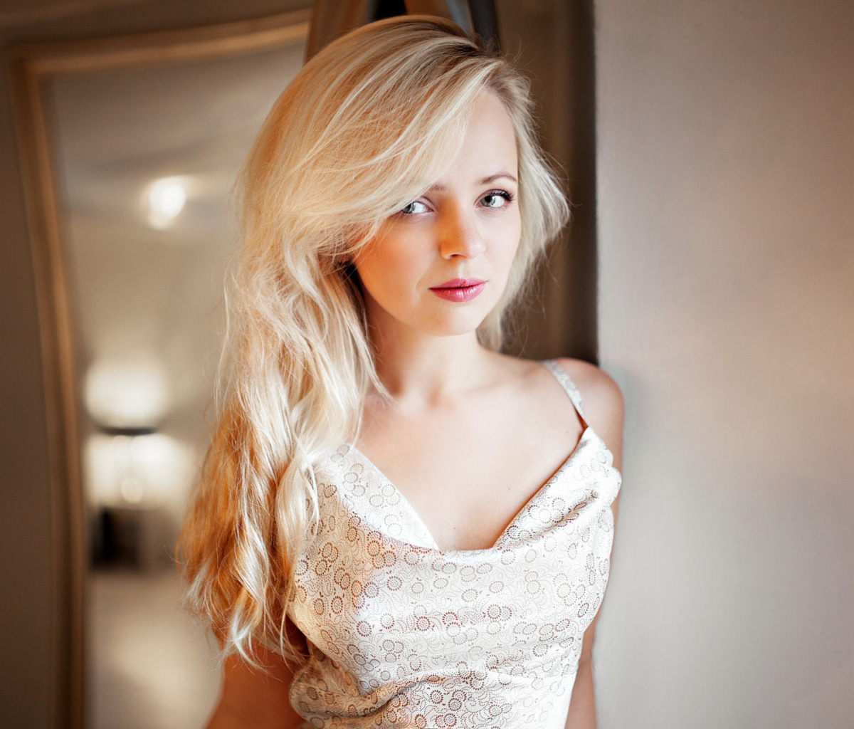 Обои Blonde Girl looking 1200x1024