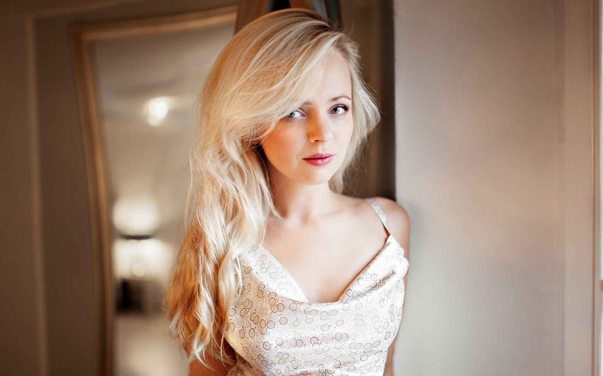 Screenshot №1 pro téma Blonde Girl looking 1920x1200