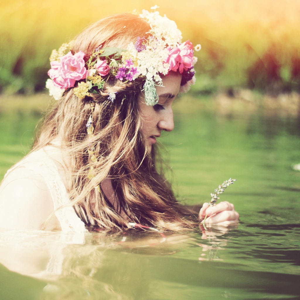 Das Girl With Flower Crown Wallpaper 1024x1024