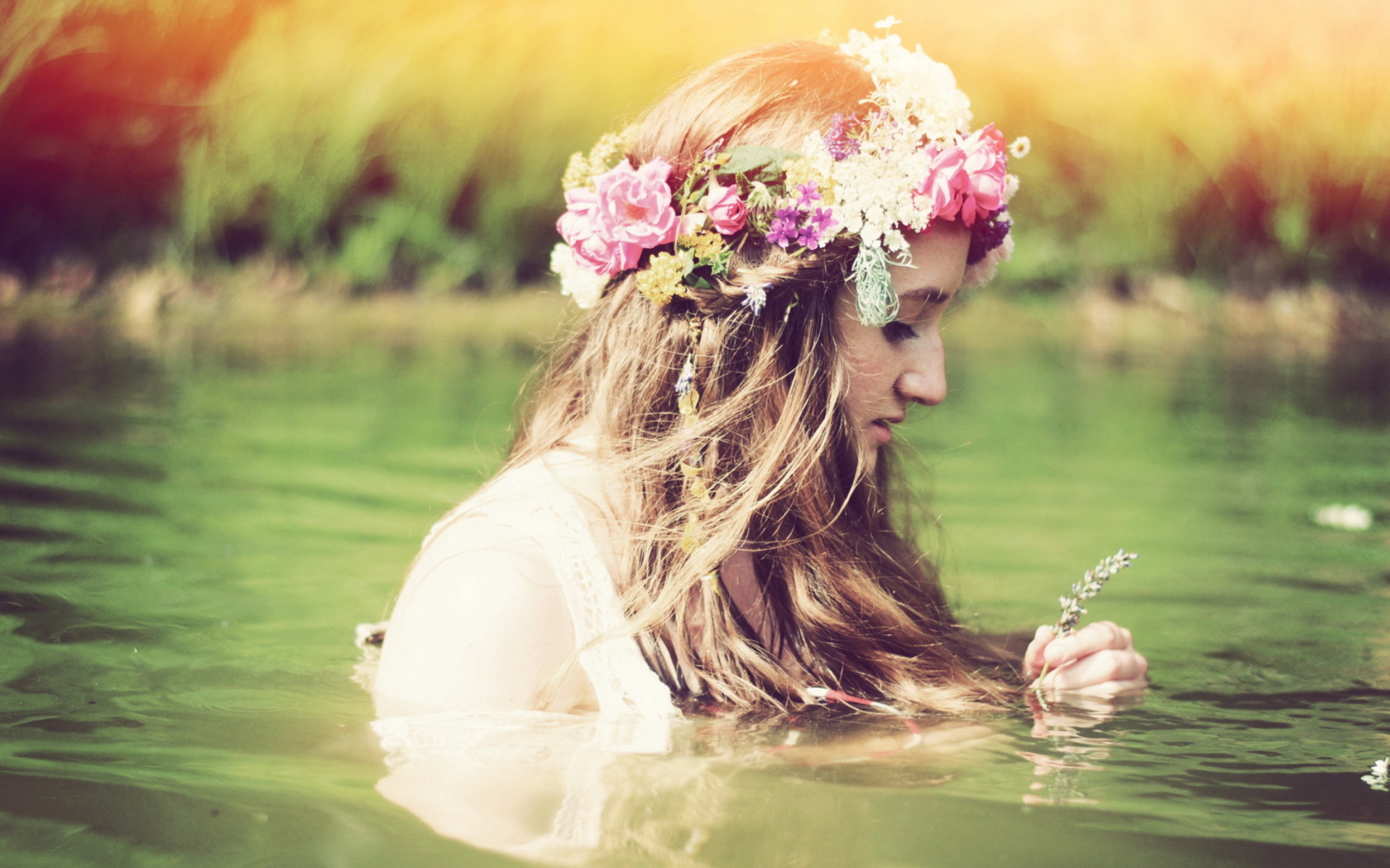 Screenshot №1 pro téma Girl With Flower Crown 1680x1050