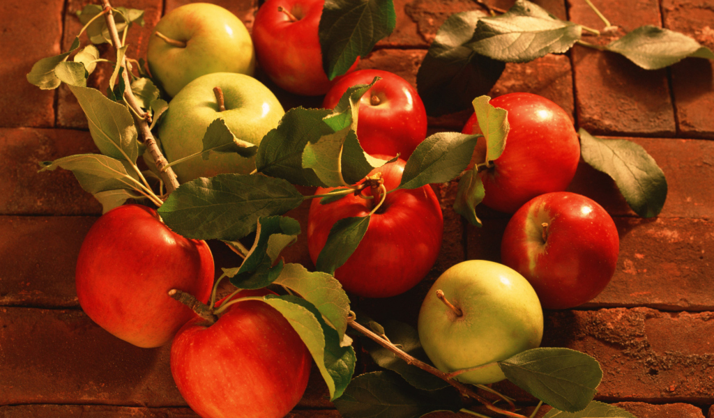Screenshot №1 pro téma Apples And Juicy Leaves 1024x600