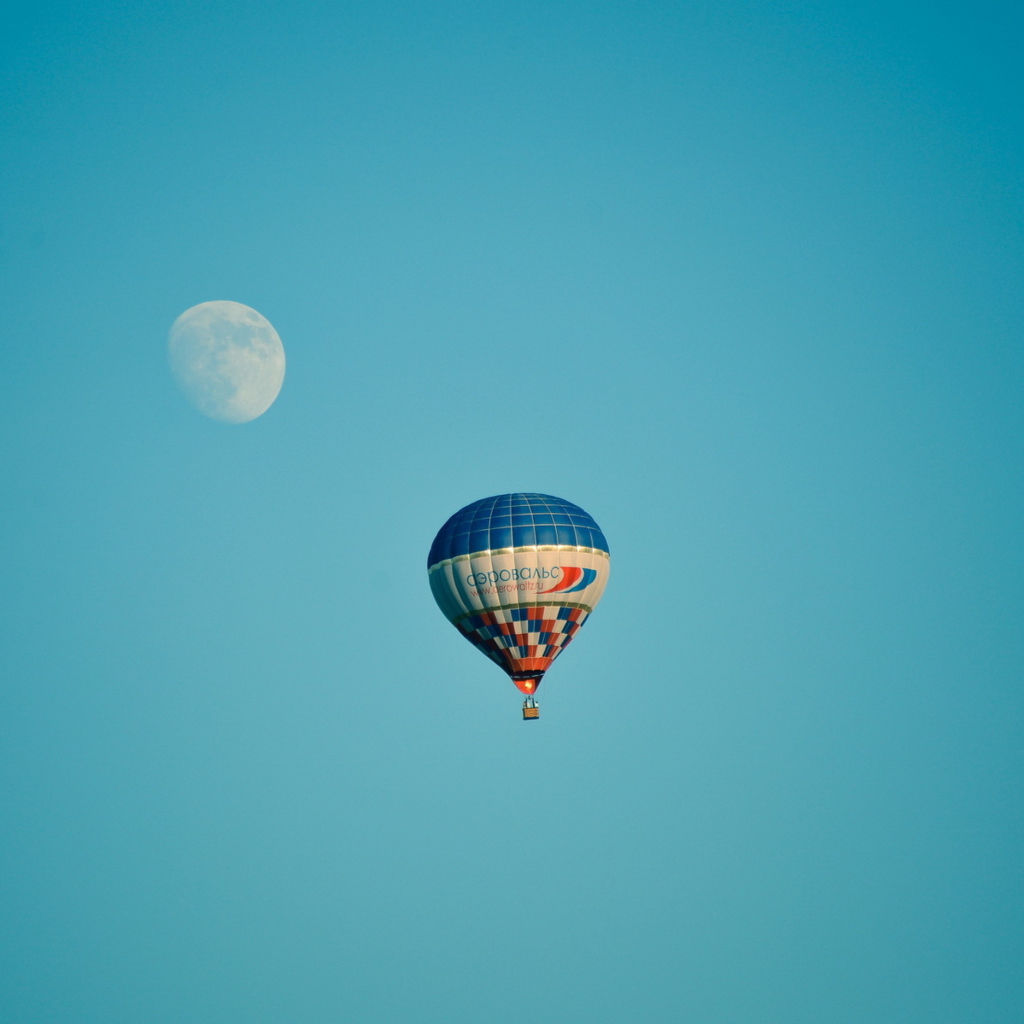 Обои Air Balloon In Blue Sky In Front Of White Moon 1024x1024