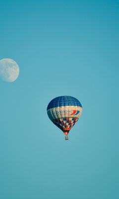 Fondo de pantalla Air Balloon In Blue Sky In Front Of White Moon 240x400