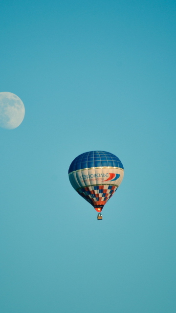 Screenshot №1 pro téma Air Balloon In Blue Sky In Front Of White Moon 360x640