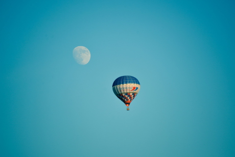 Sfondi Air Balloon In Blue Sky In Front Of White Moon 480x320