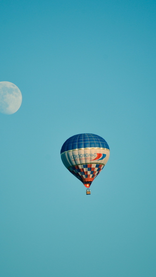 Screenshot №1 pro téma Air Balloon In Blue Sky In Front Of White Moon 640x1136