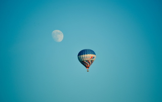 Air Balloon In Blue Sky In Front Of White Moon - Obrázkek zdarma 