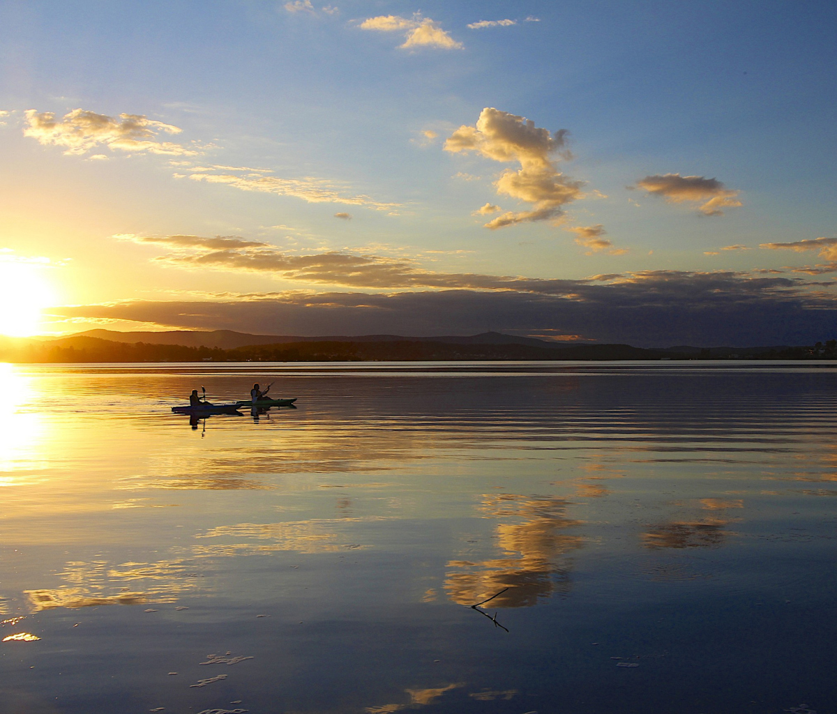 Screenshot №1 pro téma Two Boats Sailing In Calm Morning 1200x1024