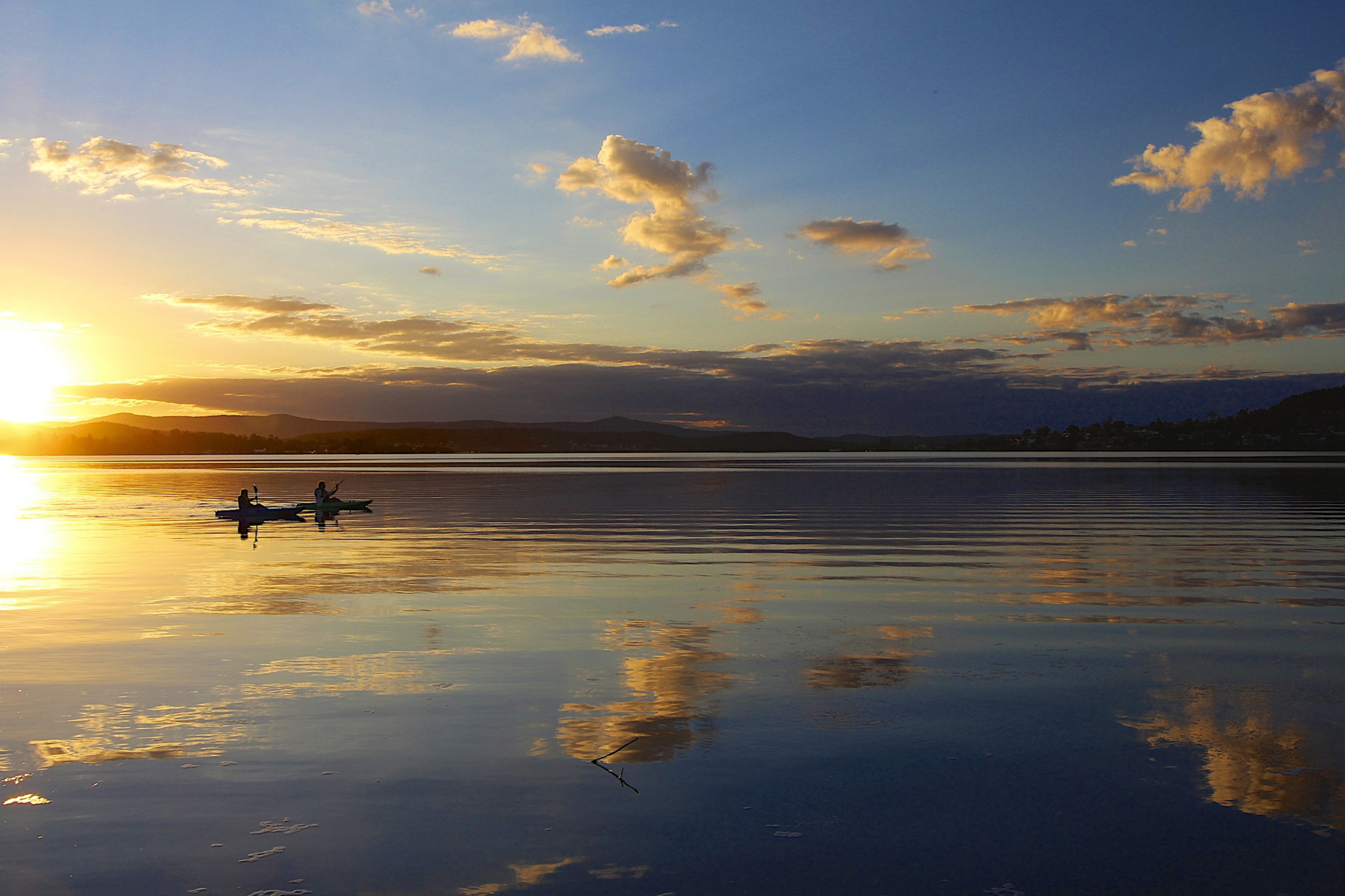 Das Two Boats Sailing In Calm Morning Wallpaper 2880x1920