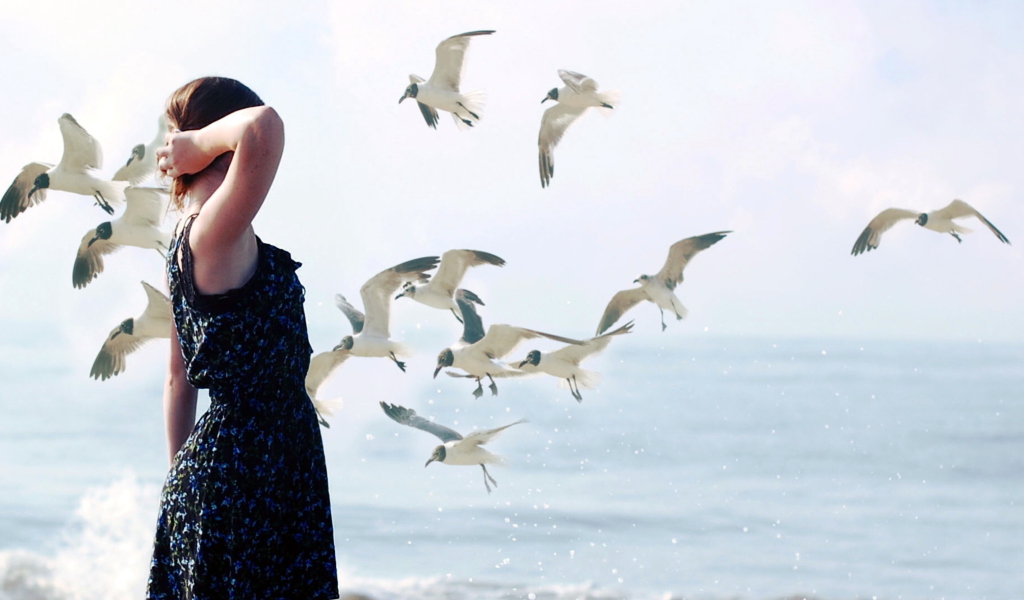 Screenshot №1 pro téma Girl On Sea Coast And Seagulls 1024x600