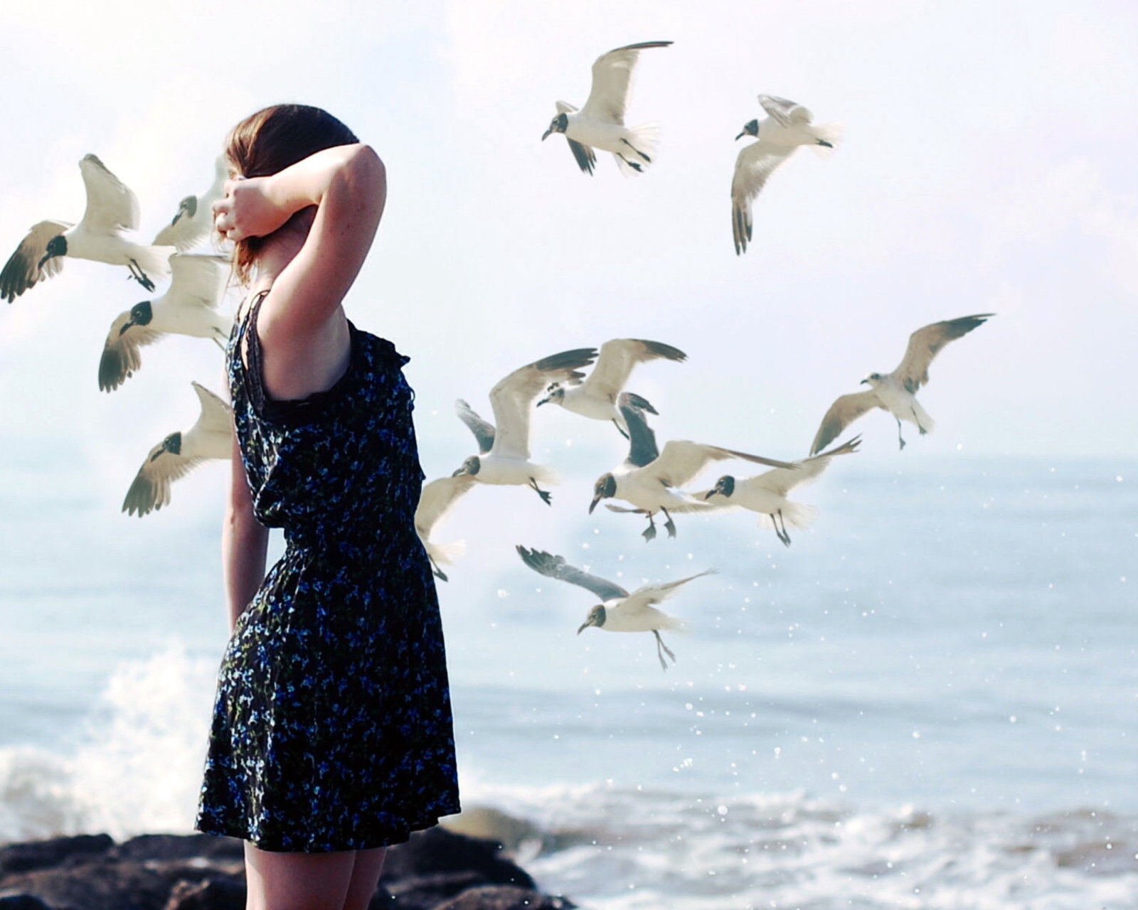 Screenshot №1 pro téma Girl On Sea Coast And Seagulls 1600x1280