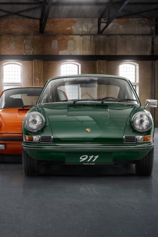 Sfondi Porsche 911 Vintage Cars in Museum 320x480