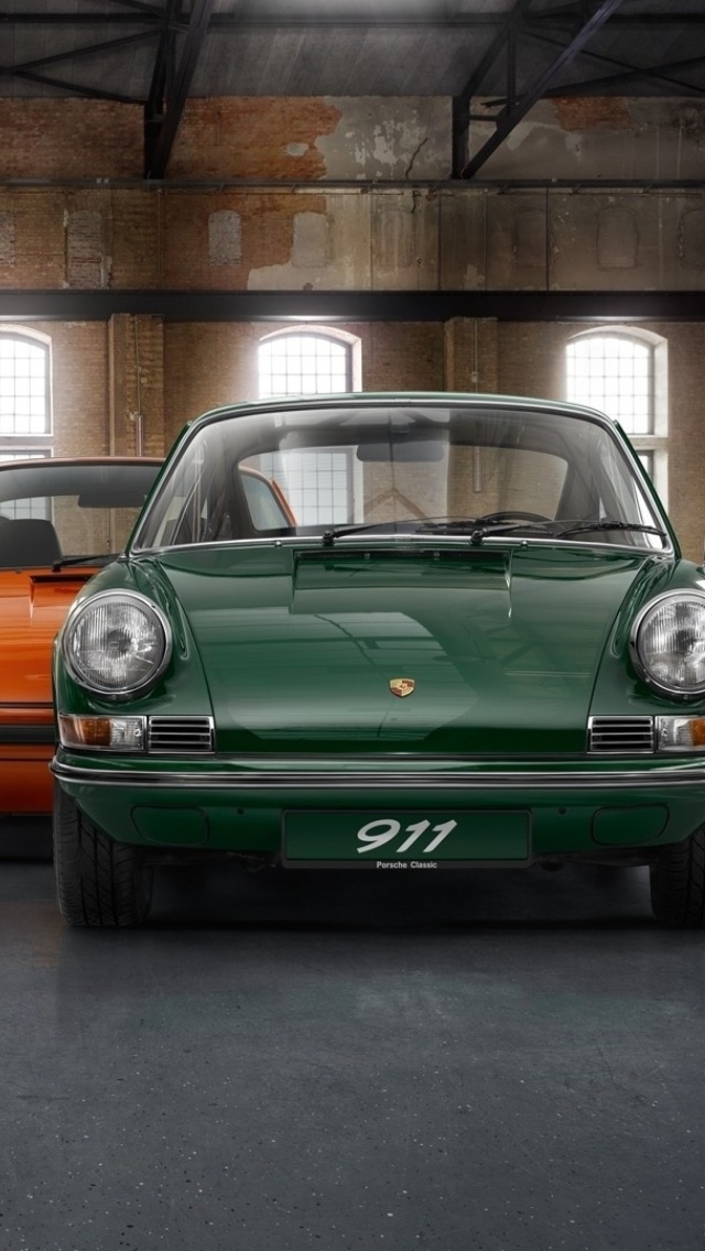 Обои Porsche 911 Vintage Cars in Museum 640x1136