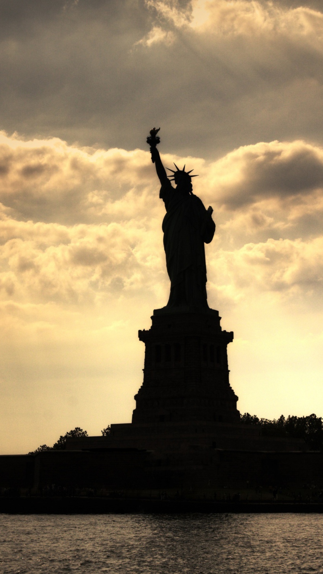 Screenshot №1 pro téma Statue Of Liberty In United States Of America 1080x1920