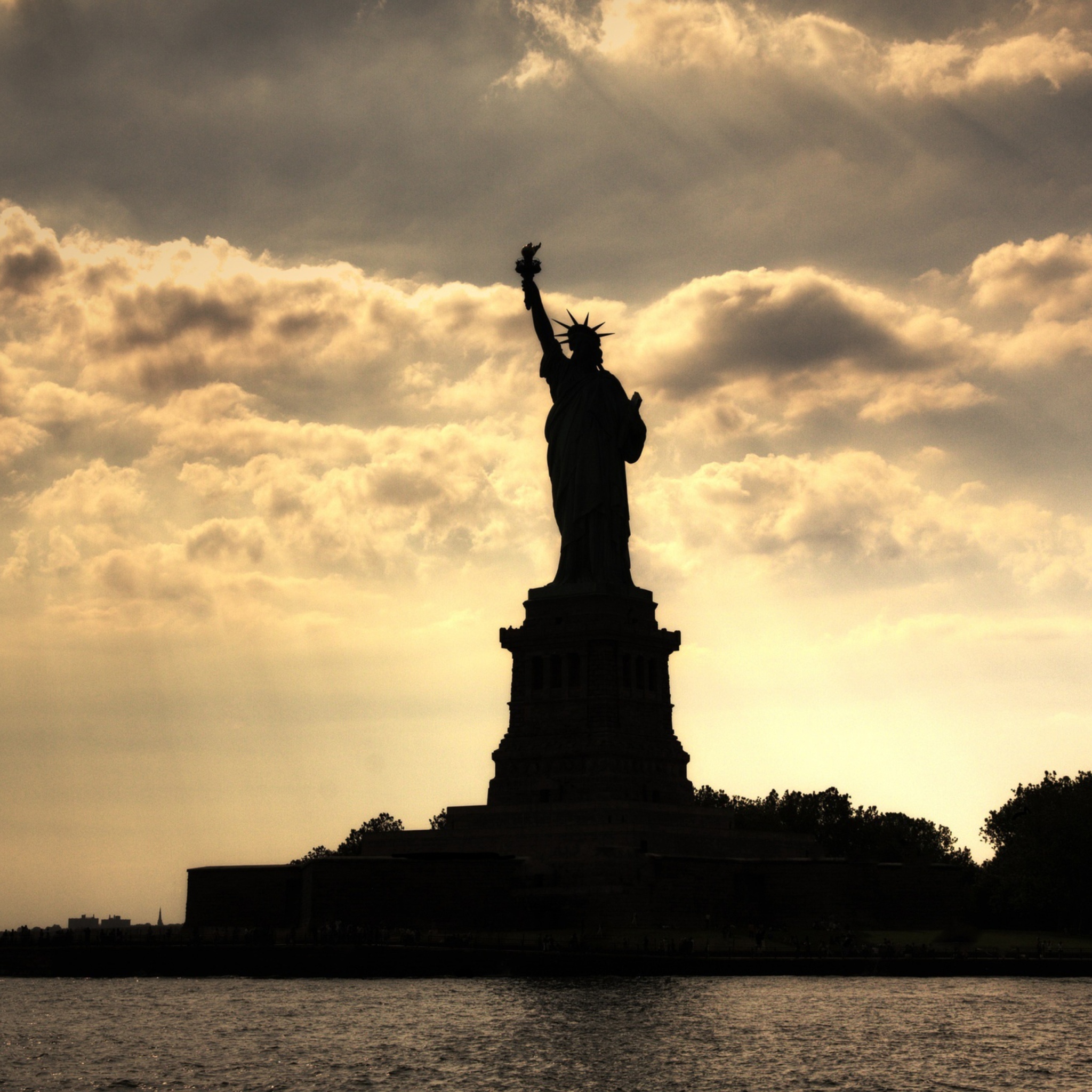 Screenshot №1 pro téma Statue Of Liberty In United States Of America 2048x2048