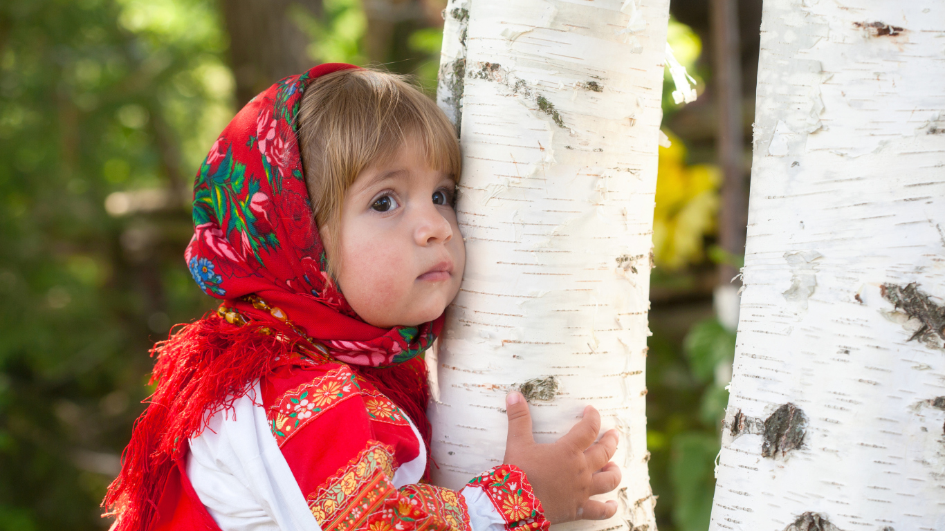 Das Little Russian Girl And Birch Tree Wallpaper 1366x768
