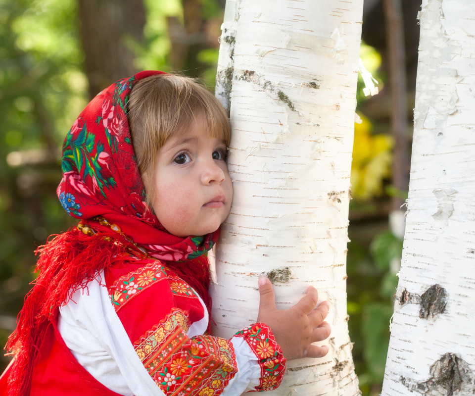 Das Little Russian Girl And Birch Tree Wallpaper 960x800