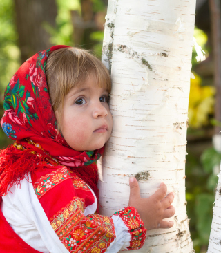 Little Russian Girl And Birch Tree - Obrázkek zdarma pro Nokia C6-01