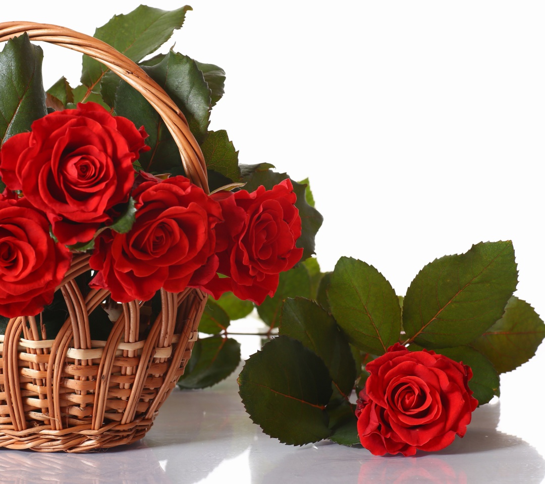 Das Basket with Roses Wallpaper 1080x960