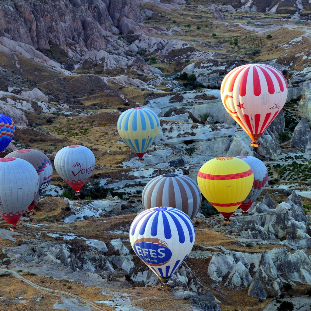 Fondo de pantalla Hot air ballooning Cappadocia 1024x1024