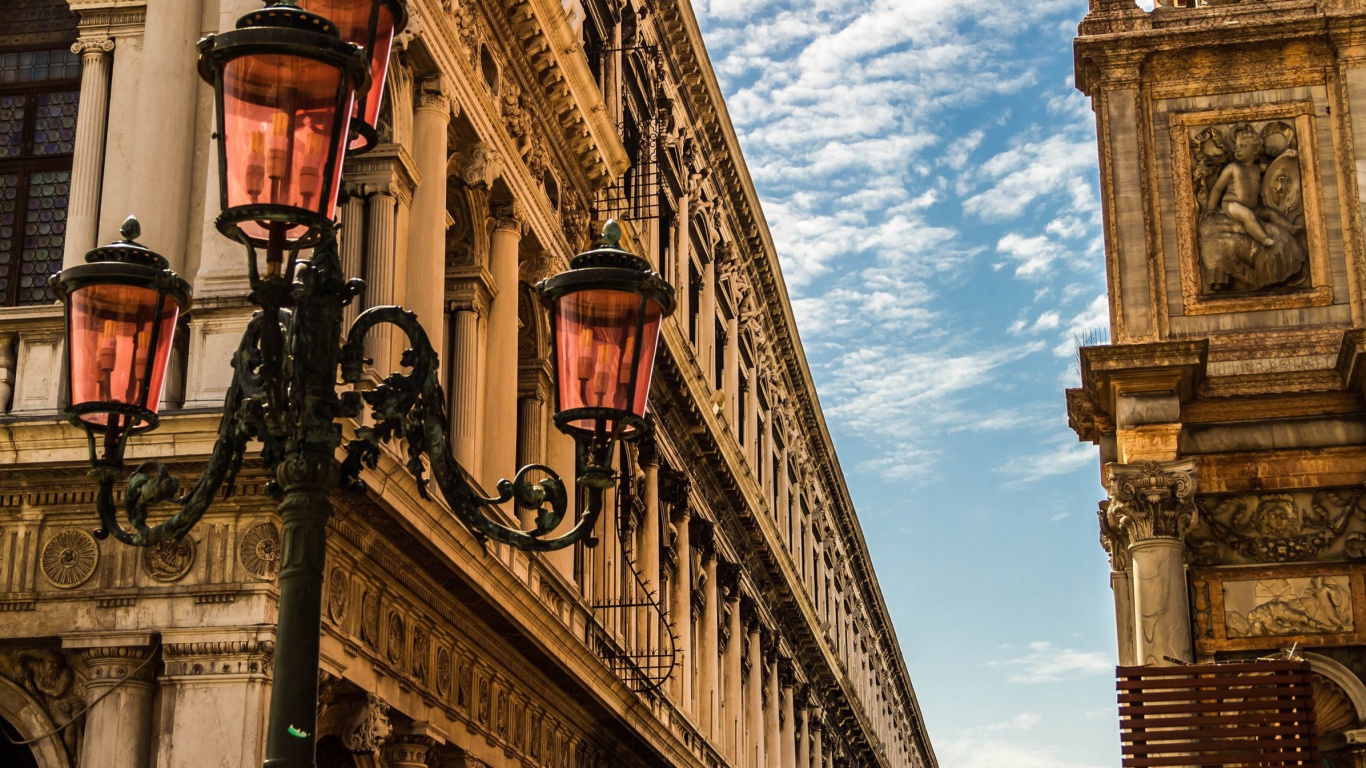 Venice Street lights and Architecture wallpaper 1366x768