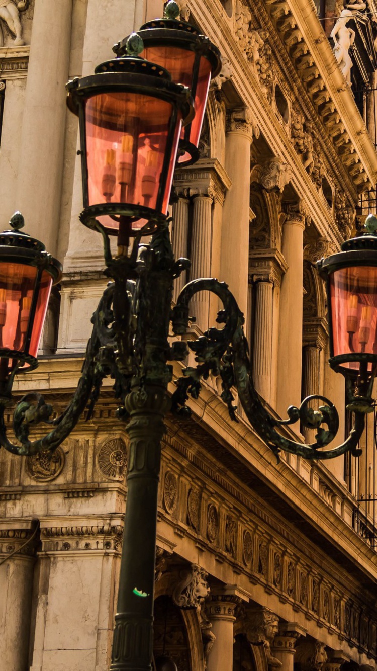 Обои Venice Street lights and Architecture 750x1334