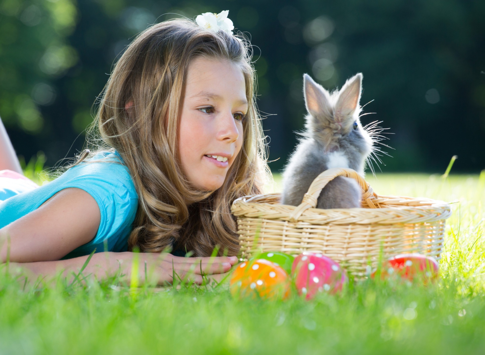 Screenshot №1 pro téma Girl And Fluffy Easter Rabbit 1920x1408
