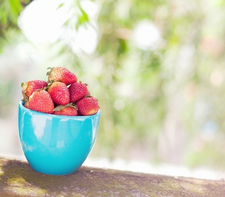 Kostenloses Strawberries In Blue Cup Wallpaper für iPad mini 2