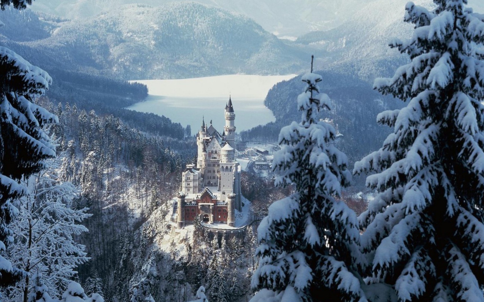 Screenshot №1 pro téma Neuschwanstein Castle in Bavaria Germany 1680x1050