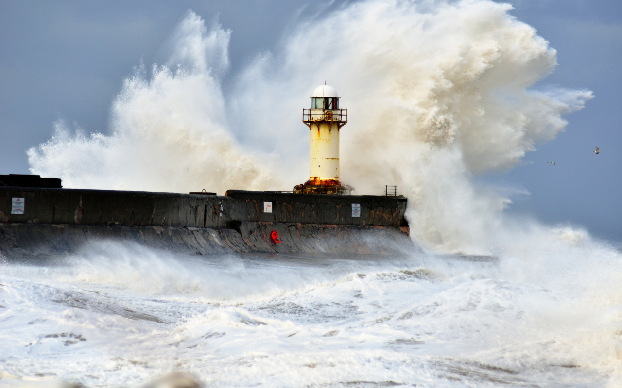 Crazy Storm And Old Lighthouse wallpaper 1280x800