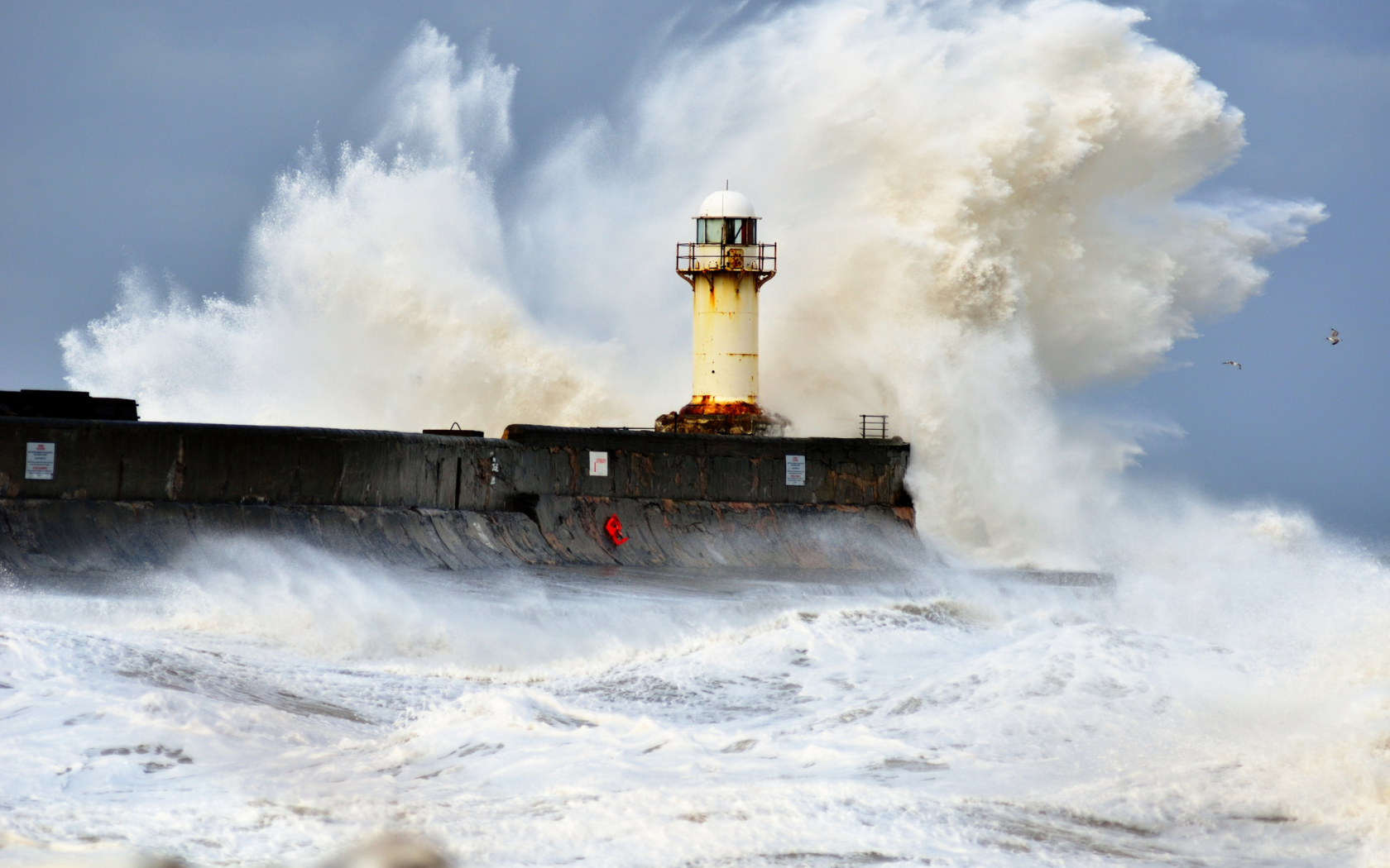 Das Crazy Storm And Old Lighthouse Wallpaper 1680x1050